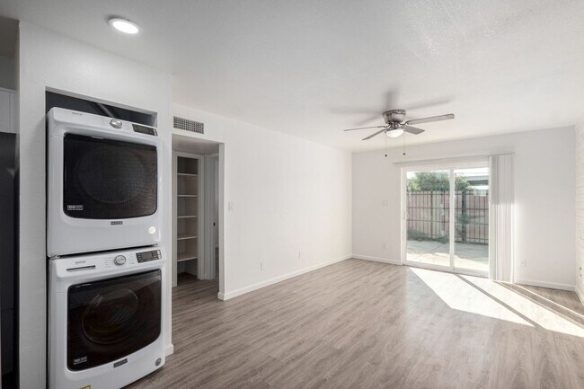 Interior Photo - Granada Gardens