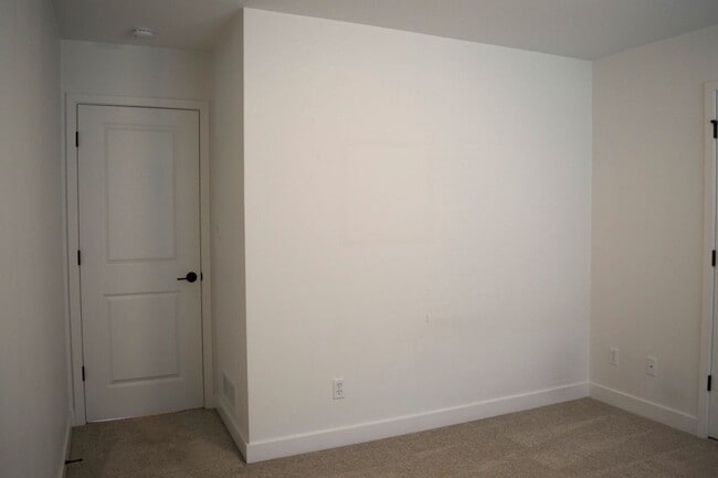 Building Photo - Modern 3 Bed 2 Bath House in Willow Falls!