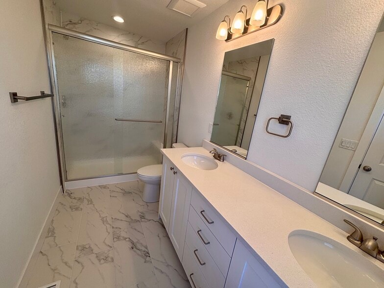 Building Photo - 1549 Tyram Grv