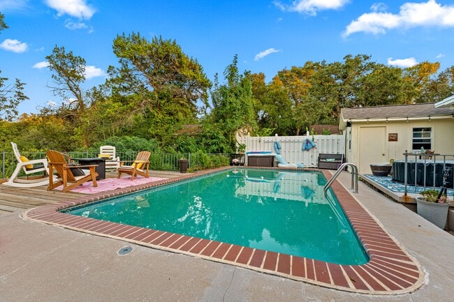 Building Photo - 2509 Wooded Acres Dr