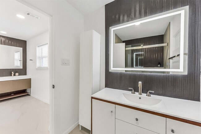 Building Photo - 1813 Crockett St