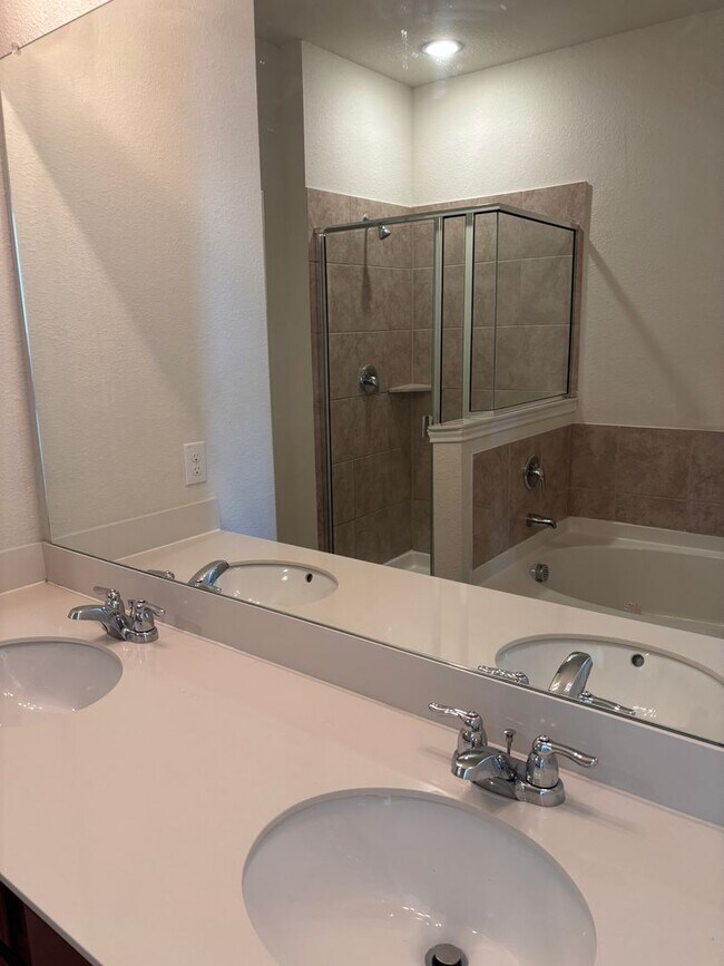 Building Photo - ? Beautiful 4-Bedroom Single-Story in Fort...