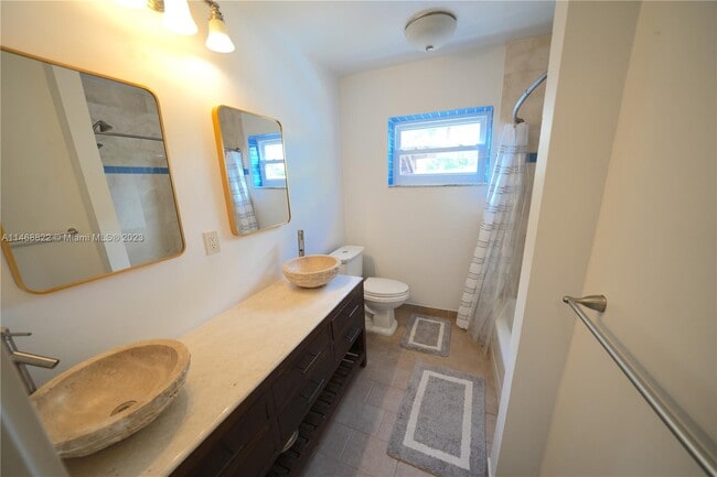 Building Photo - 2509 NE 35th Dr