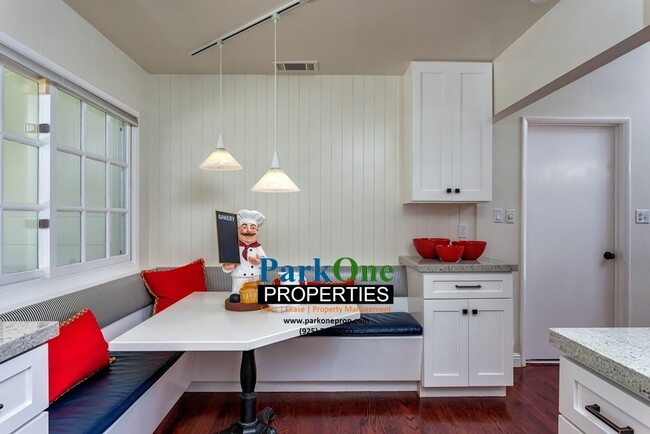 Building Photo - Amazing Moraga Home with incredible lot!