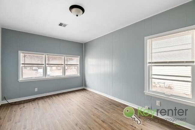 Building Photo - 1338 N Volutsia