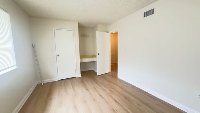 Building Photo - 3026 Winfield Ave