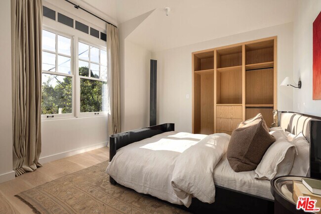 Building Photo - 8673 Hollywood Blvd