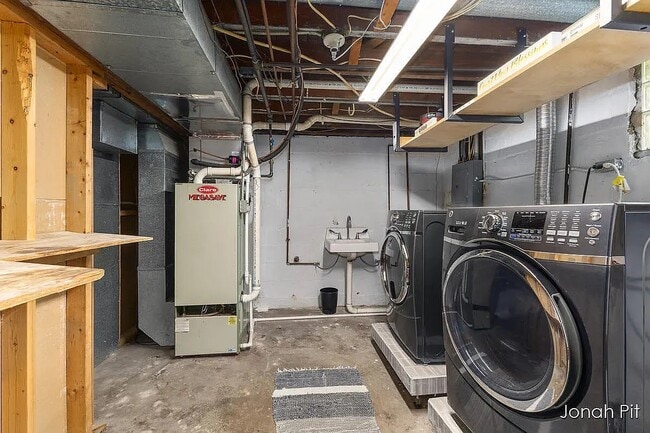 Building Photo - 146 Bowne St NE