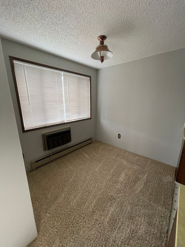 Building Photo - Cute 2 bed 1 bath apartment in nice neighb...