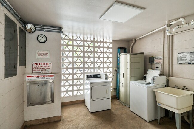 Building Photo - Furnished 1 Bed 1 Bath Condo. Includes Electric, Water, Sewer & Gas. Ample unassigned parking.