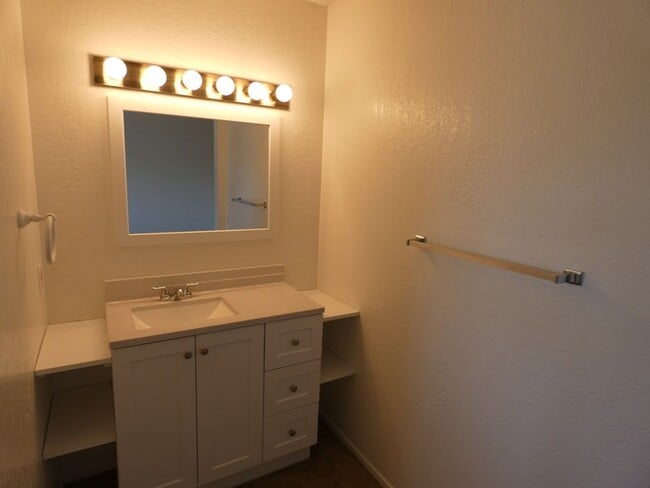 Building Photo - Townhouse in South Santa Maria with 1 car ...