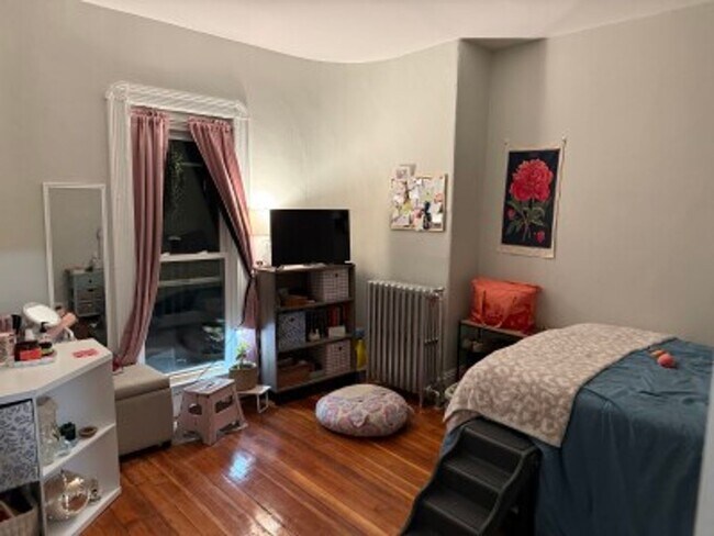 Building Photo - Allston 4.5 Bed  2 Bath - 9/1