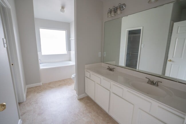 Building Photo - 20830 Balmoral Glen Ln