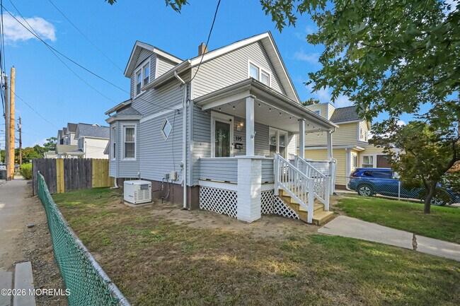 Building Photo - 195 7th St