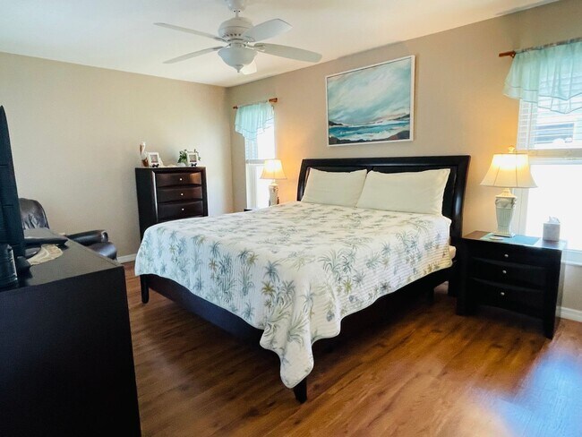Building Photo - SOUTH GULF COVE-WATERFRONT POOL HOME!