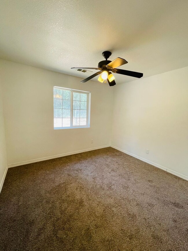 Building Photo - $1,795 Belmont & McCall, 2 Bedroom - Belmo...