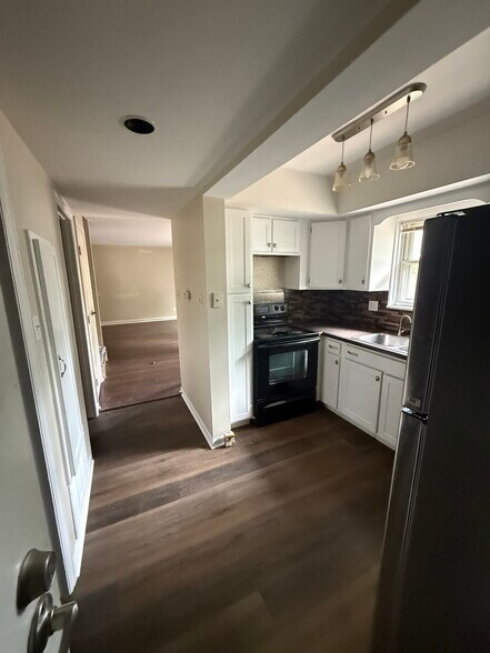 Building Photo - 8281 Sobax Dr
