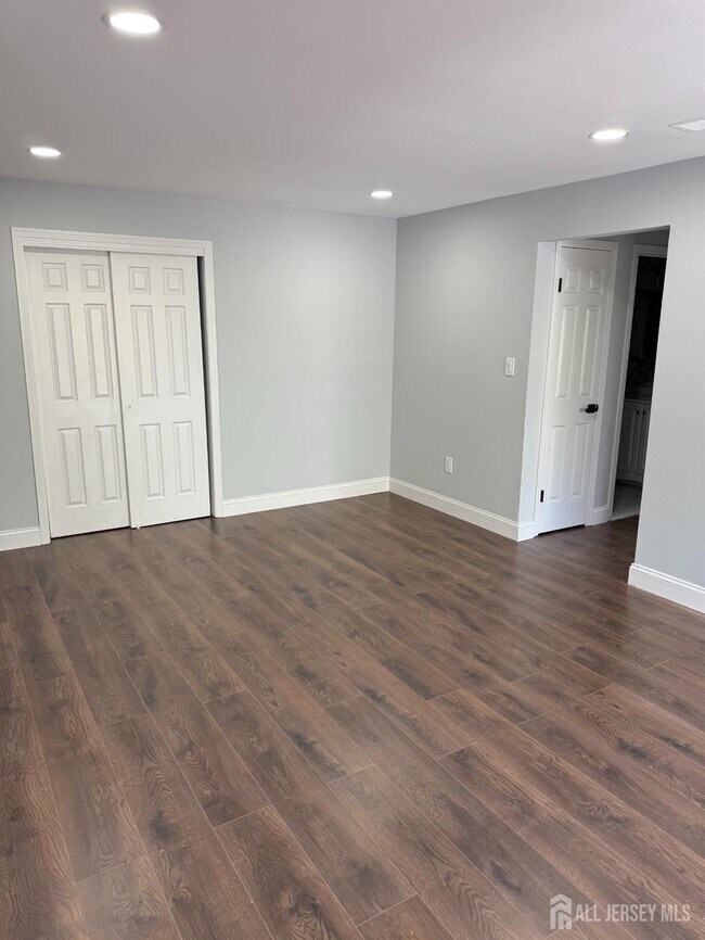 Building Photo - 1008 Hidden Village Dr