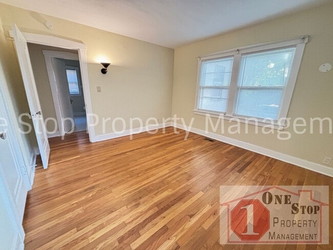Building Photo - Charming 2-bedroom, 1-bath Duplex in Kansa...