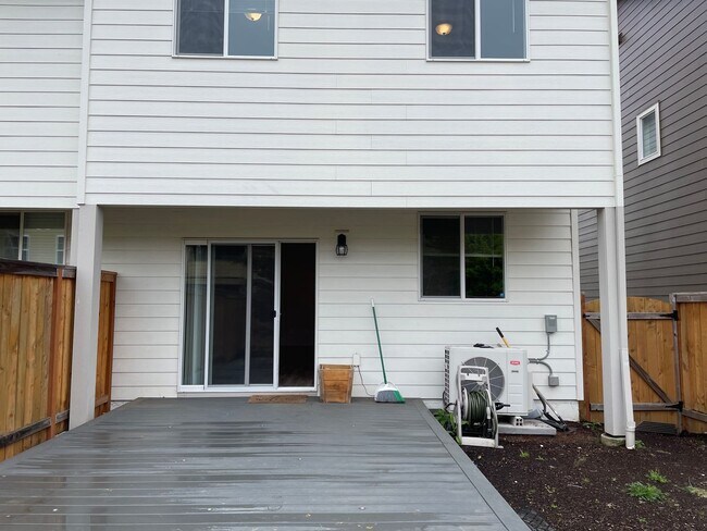 Building Photo - Spacious Vancouver Home in Cul-De-Sac With A Loft & Premium Deck!