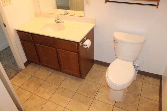 Building Photo - 2 Bedroom Townhome with Attached Garage