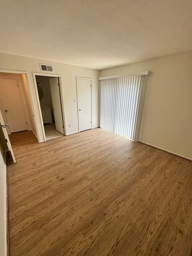 Building Photo - 2210-2212 E Avalon Ave