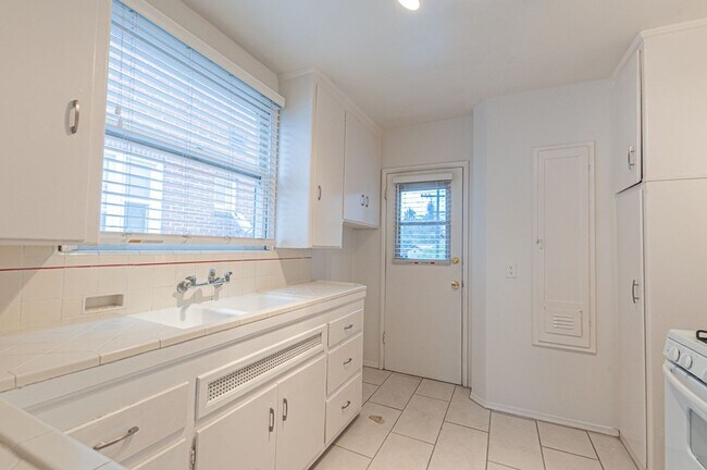 Building Photo - 1056 Carmona Ave
