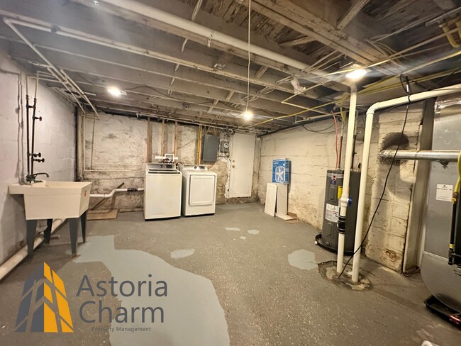 Building Photo - 3 Bedroom or 2 Bedroom with Den featuring Fenced Yard and Updated Kitchen