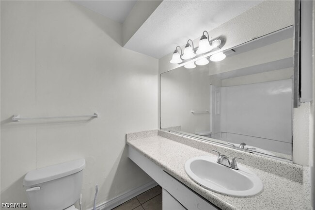 Building Photo - 2885 Winkler Ave