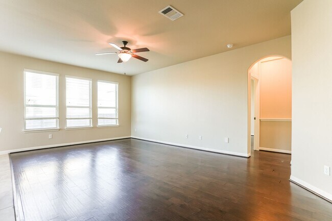 Building Photo - Bright, Spacious Living in an Inviting Home with Modern Finishes and Great Location
