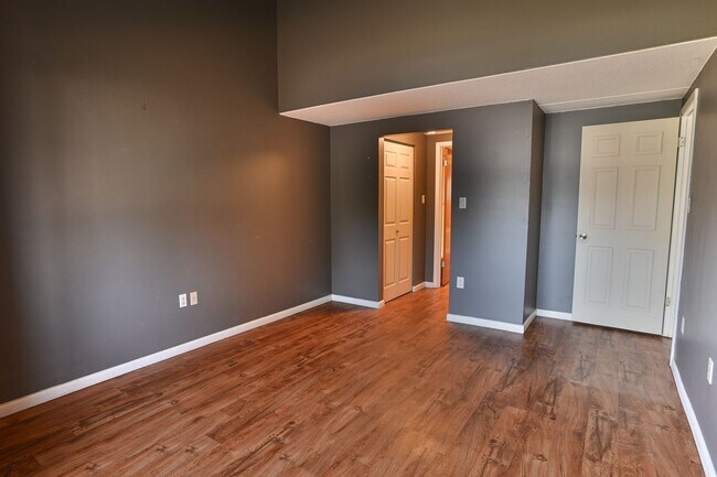 Building Photo - 1073 Lancaster Blvd