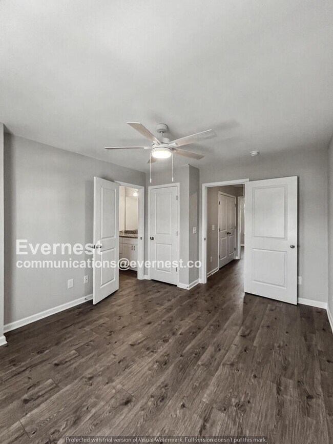 Building Photo - 2 Bed/2.5 Bath Townhome with Off-Street Parking / Pet-Friendly / Available Now!