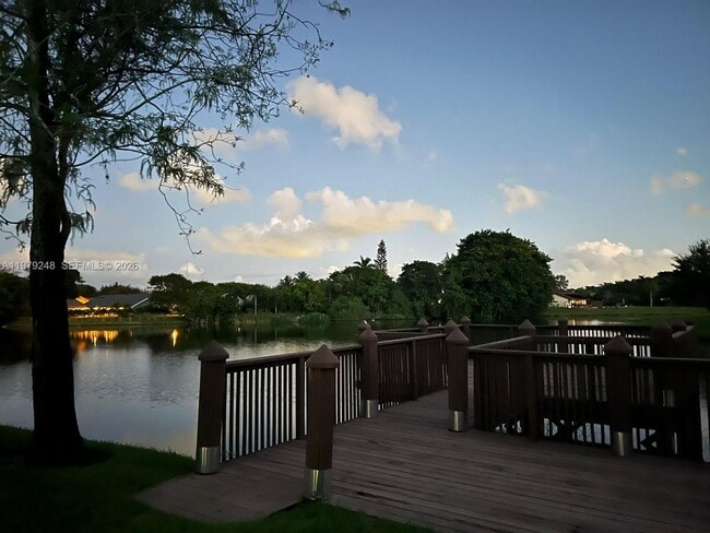 Building Photo - 568 N University Dr