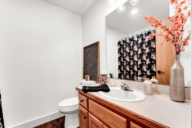 Building Photo - NIXA-5 Bed, 3 bath REMODELED Home | Walkou...