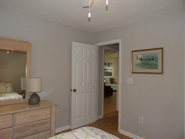 Building Photo - 4622 Greenbriar Dr