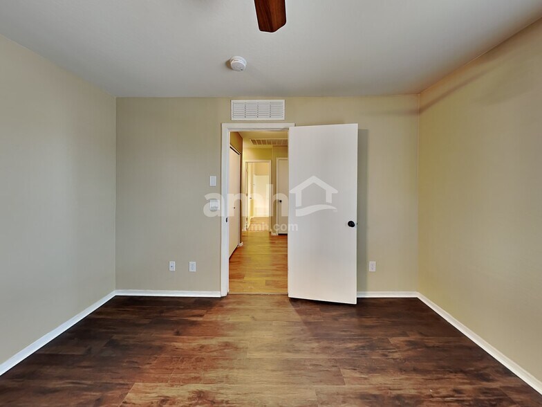 Building Photo - 5332 W Jones Ave