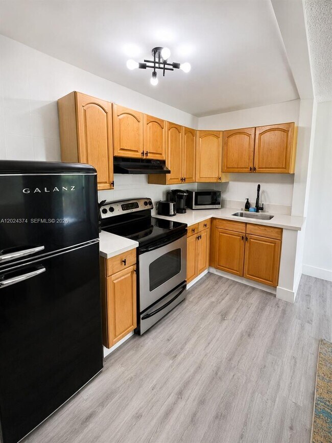 Building Photo - 3210 Canal Dr