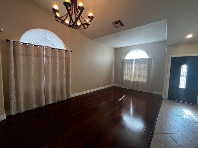Building Photo - Stylish & Solar-Powered 5-Bed Gem with Vau...