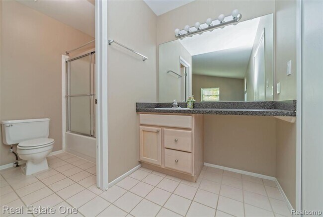 Building Photo - 5652 Drake Hollow Dr E