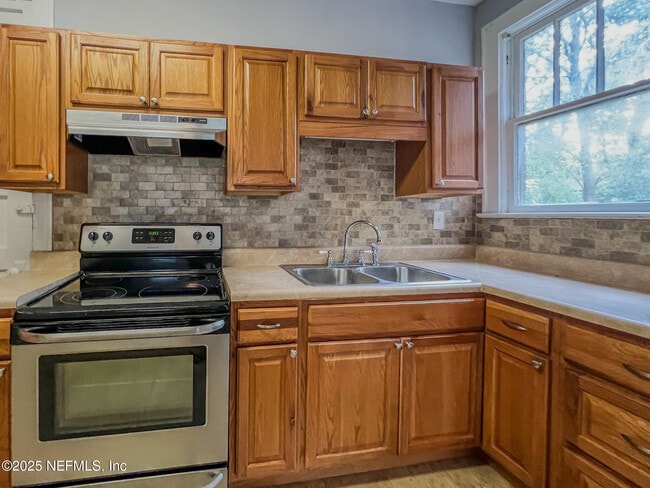 Building Photo - 2359 Oak St