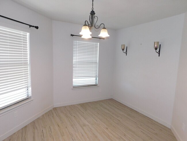 Building Photo - Creekside