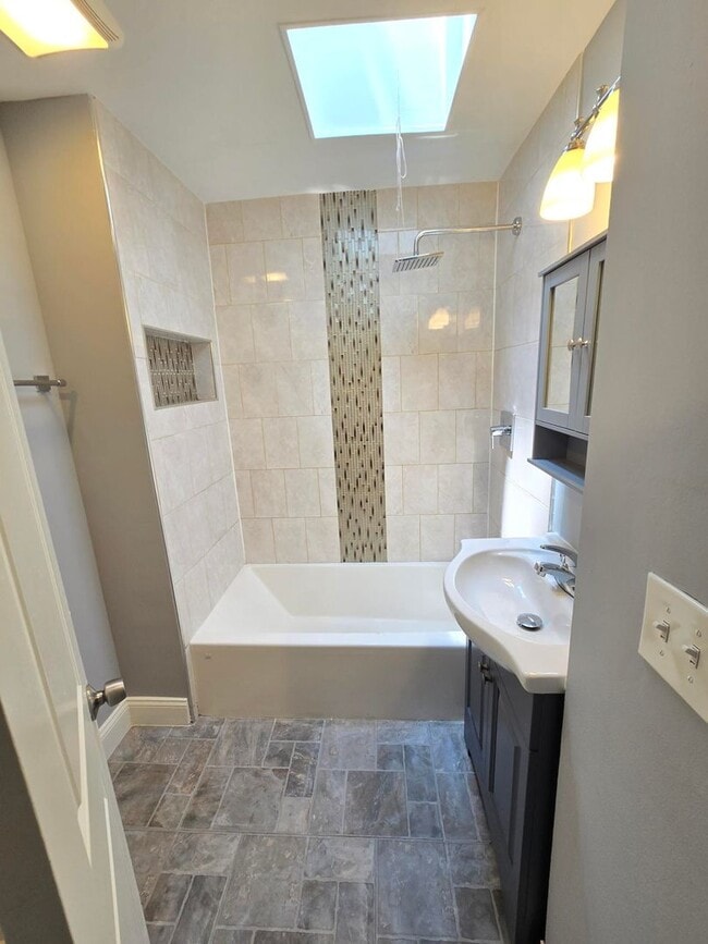 Building Photo - Beautiful 4 Bedroom 2 Bathroom East Baltim...