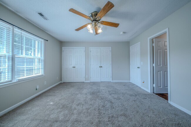 Building Photo - 907 Shelby Dr