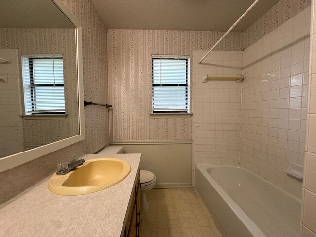 Building Photo - 208 W Blancas Dr
