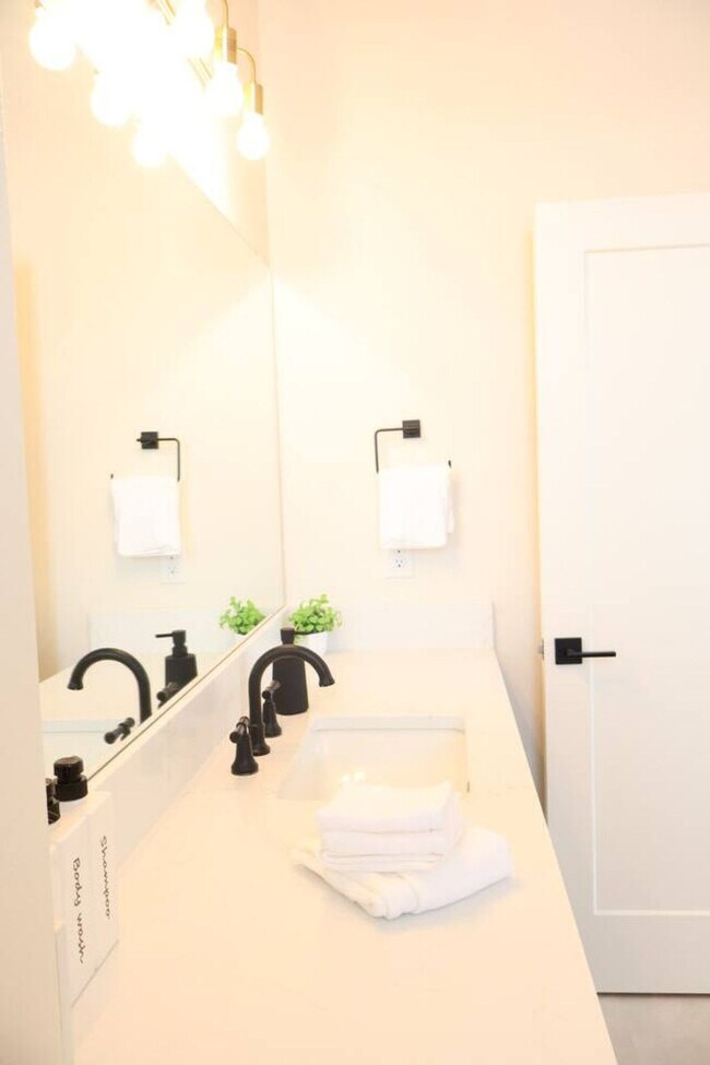 Building Photo - 204 E 35th St