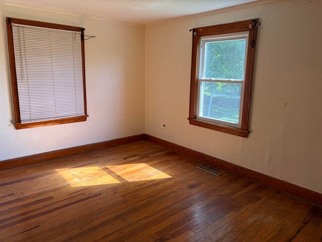 Building Photo - 1420 Woodbury Ave