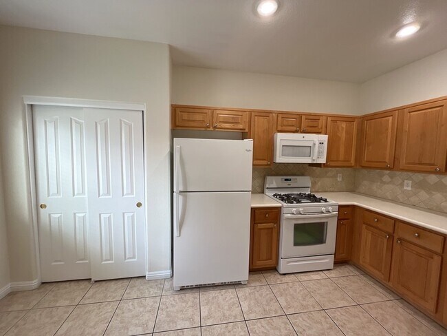 Building Photo - SPACIOUS 3-BEDROOM 2 1/2 BATH TOWNHOME IN ...