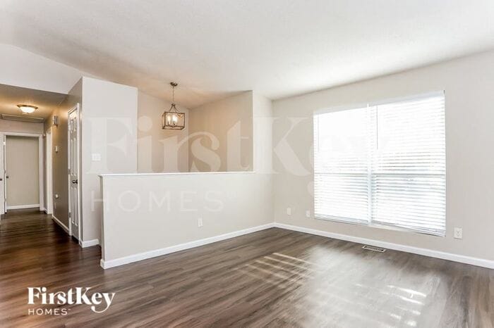 Building Photo - 2105 Barrington Ct S