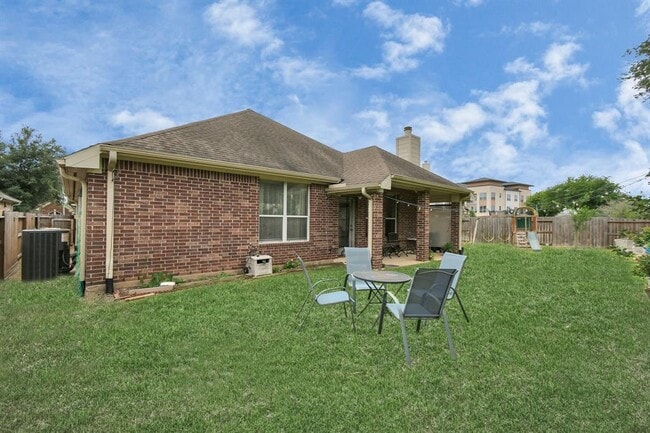 Building Photo - 2103 Breezeway Ln