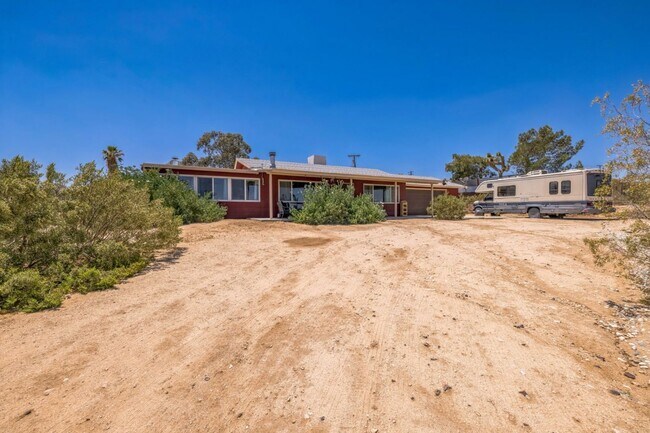 Building Photo - 3 Bedroom 1.5 Bath Modern Farmhouse near JT National Park * MOVE IN SPECIAL*